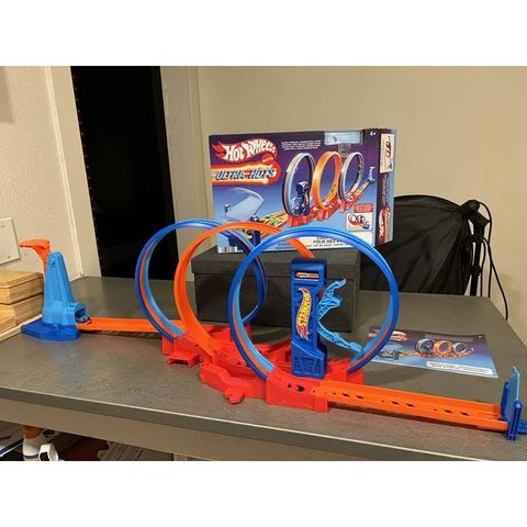  Bộ đường trượt xe oto HPX93 Hot Wheels Ultra Hots Triple Loop Track Playset 