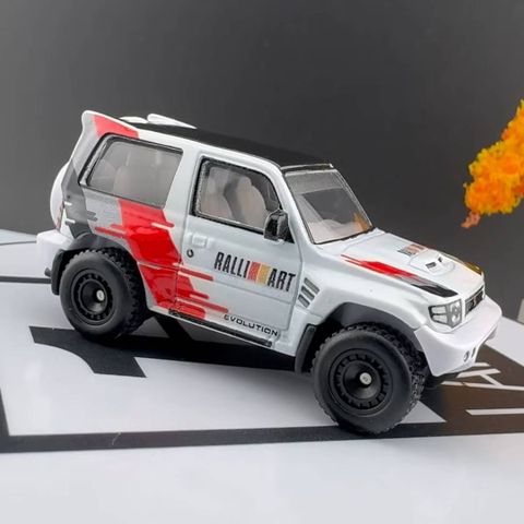  Xe JBL26 Hot Wheels Boulevard Mitsubishi Pajero Evolution White 
