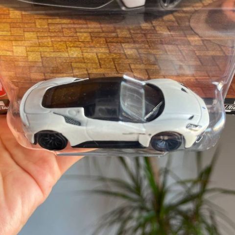  Mô hình xe JBL11 Hot Wheels Boulevard Maserati MC20 White 