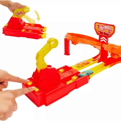  JFD11 - Hot Wheels Action Hot Ones Freeway Frenzy Toy Vehicle Track 