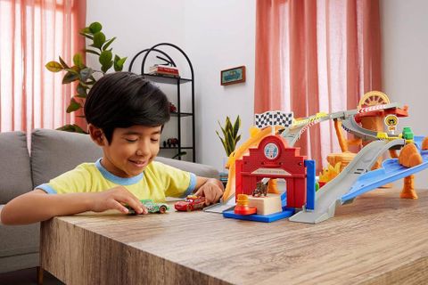  Đồ chơi Disney Pixar Cars Race & Rescue Rescue Road Raceway Playset 