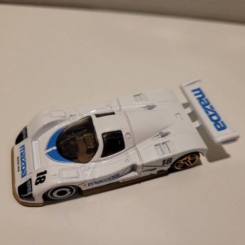 Mô hình xe JFN49 Hot Wheels Mazda 787B White 