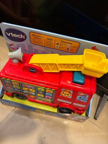  Xe cứu hỏa song ngữ Vtech Fire Chief's Adventure Truck 