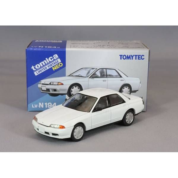Mô hình xe hơi Tomytec LV-N194d Nissan Skyline 4 Door Sport Sedan GXi Type X 1992 (White)