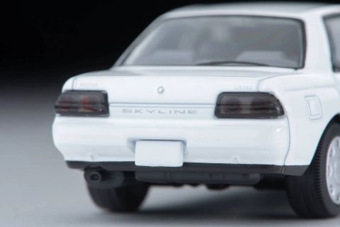  Xe Tomytec LV-N194d Nissan Skyline 4 Door Sport Sedan GXi Type X 1992 (White) 