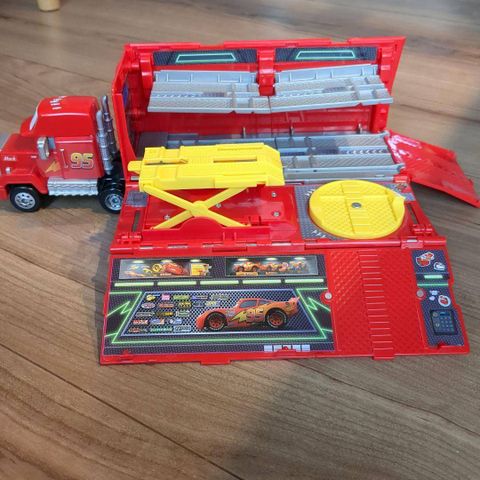  Đồ chơi Disney Cars Tomica Play with Maintenance Trailer! Mac (Cars 1 Type) 