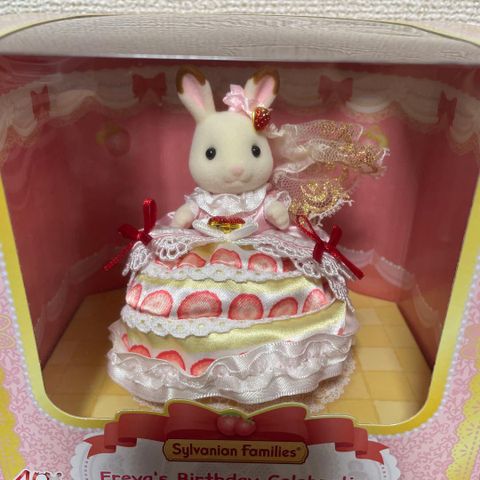  Thỏ C-80 Sylvanian Families Happy Birthday Freya Strawberry Cake Dress 