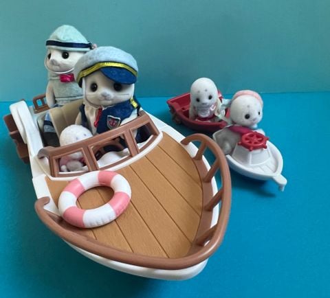  Thuyền hải cẩu V-08 Sylvanian Families Captain Seal's Exciting Boat Set 
