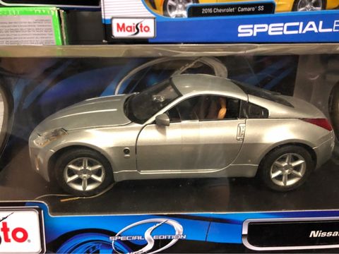  M31672-Xe mo hinh 1:18 Nissan 350Z 