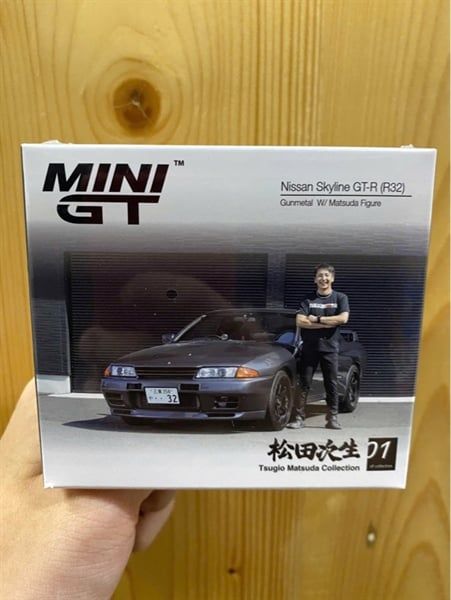  Mini GT Box Version MGT00869 Nissan Skyline GT-R (R32) Nismo Gunmetal W/ Matsuda Figure Tsugio Matsuda Collection 