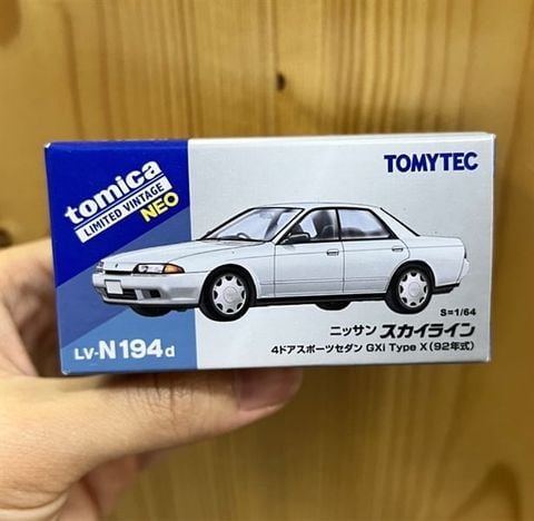  Xe Tomytec LV-N194d Nissan Skyline 4 Door Sport Sedan GXi Type X 1992 (White) 