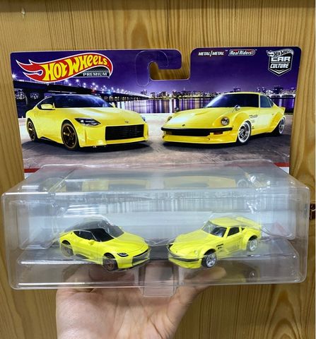  Bộ 2 xe HFF33 Hot Wheels Premium 2-Pack Nissan Z Proto/Nissan Fairlady 