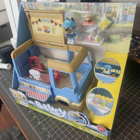  Xe bán thức ăn Bluey Transforming Food Truck Playset 
