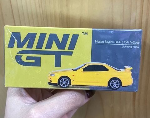  MINI GT 1/64 Nissan Skyline GT-R R34 V Spec, Lighting Yellow (RHD) 