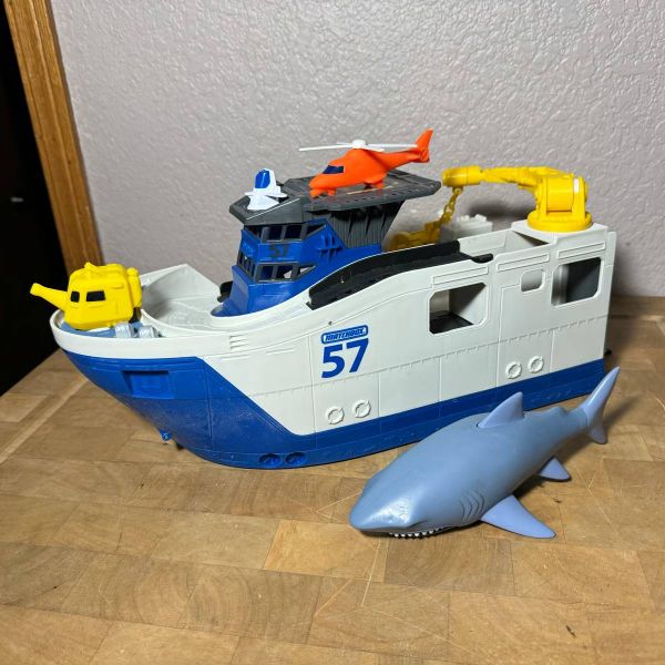 FXV86 Matchbox Marine Rescue Shark Ship 