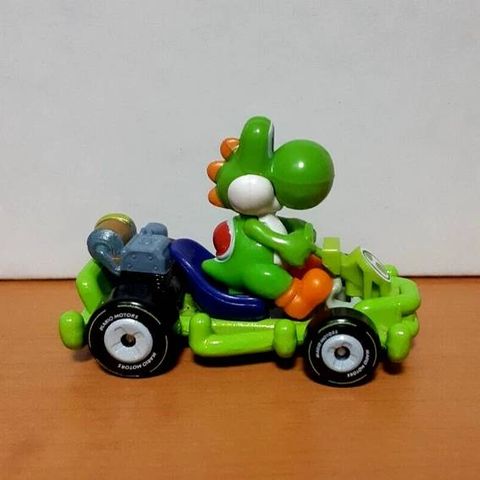  Xe mô hình Hot Wheels MarioKart Yoshi with Pipe Frame Kart 