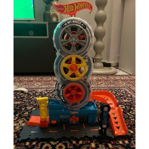  Trạm vận chuyển 3 lốp xe xoay vòng Hot Wheels HDP02 