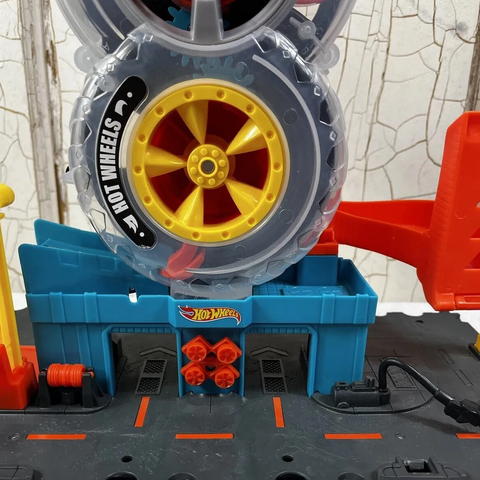  Trạm vận chuyển 3 lốp xe xoay vòng Hot Wheels HDP02 