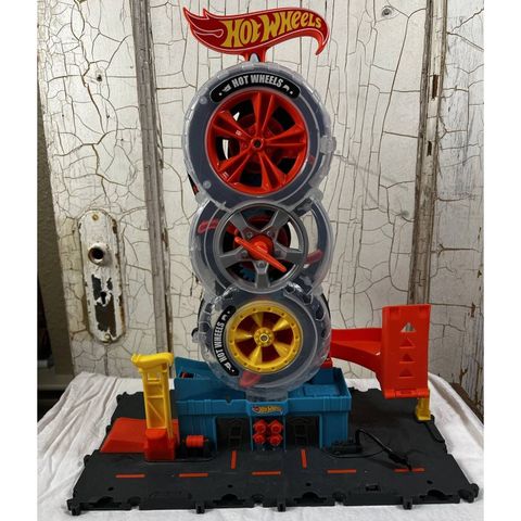  Trạm vận chuyển 3 lốp xe xoay vòng Hot Wheels HDP02 