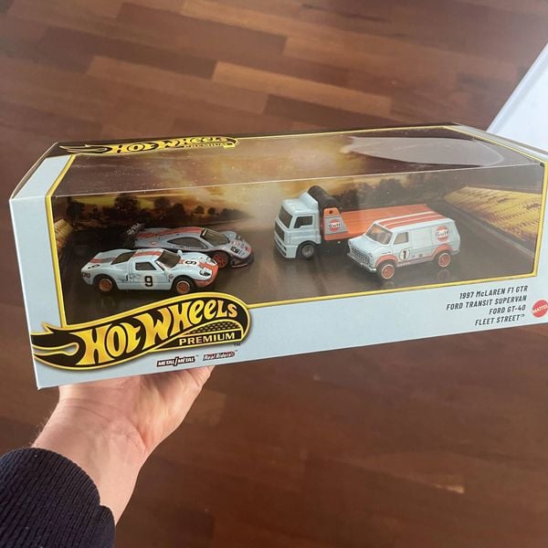 Hot Wheels Premium Garage GMH39-F Le Mans Race Gulf Series Diorama Box