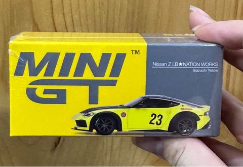  Mini GT Box Version MGT00826 Nissan Z LB★NATION WORKS Ikazuchi Yellow 