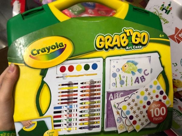  04-8726 Do choi but chi to mau hop tien dung Crayola 