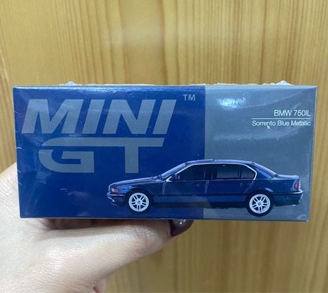  Mini GT Box Version MGT00894 BMW 750IL Sorrento Blue Metallic 