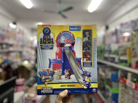  6061042- 23win04 com, Micro Movers Movie City Tower with 3 Figures 