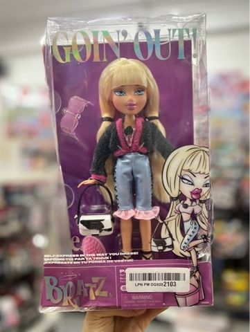  Búp bê thời trang Bratz Goin' Out! Cloe Fashion Doll 