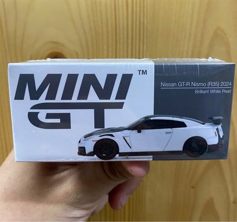  Xe Mini GT MGT01045 Nissan GT-R Nismo 2024 Brilliant White Pearl 