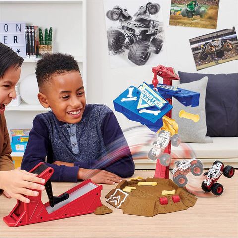  23win08 com xe Monster Jam, Blastin’ Bones Playset with Exclusive Monster Truck Mutt Dalmatian 