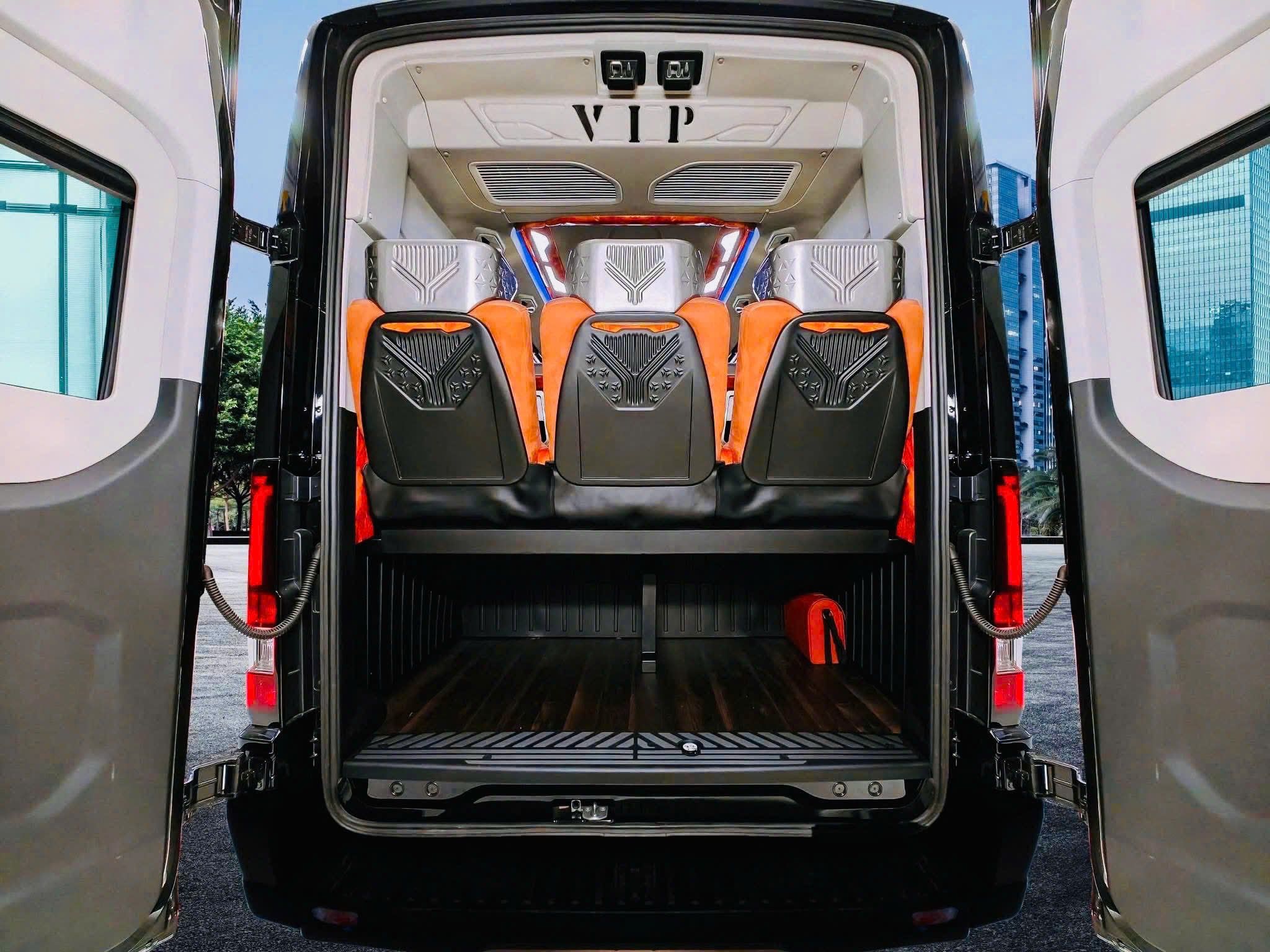  Thuê xe limousine 10 chỗ 