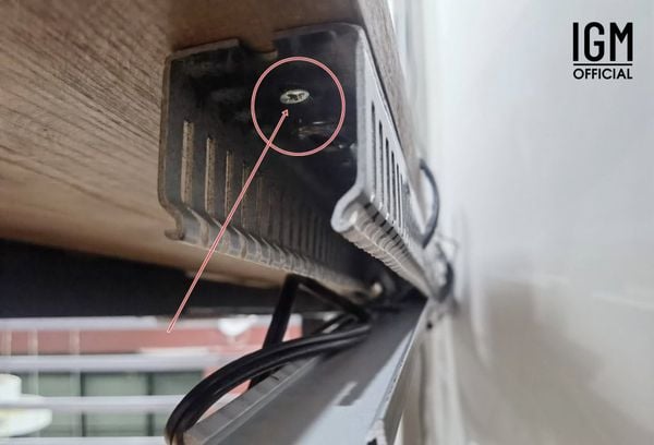 Ống đi dây điện IGM, Máng đi gọn dây điện IGM kích thước 4x4cm giúp góc làm việc gọn gàng.