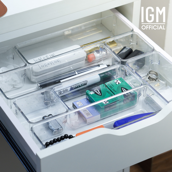 Hộp mica chia ngăn trong suốt sắp xếp ngăn kéo bàn làm việc.