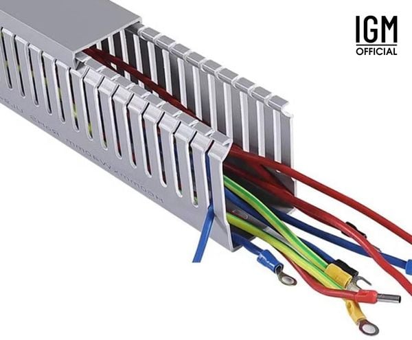 Ống đi dây điện IGM, Máng đi gọn dây điện IGM kích thước 4x4cm giúp góc làm việc gọn gàng.