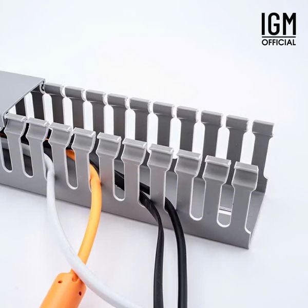Ống đi dây điện IGM, Máng đi gọn dây điện IGM kích thước 4x4cm giúp góc làm việc gọn gàng.