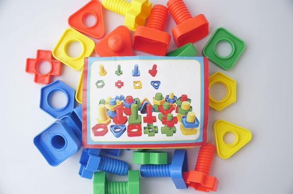  Đồ chơi vặn ốc vít cho bé, bộ ốc vít cho bé rèn kỹ năng tay và nhận biết hình khối - Nhiều màu 