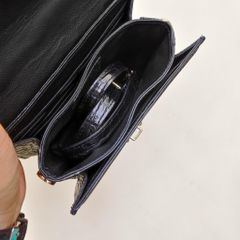 Túi xách khóa Nữ hoàng có dây đeo. Size 23*15*9cm vừa vặn!