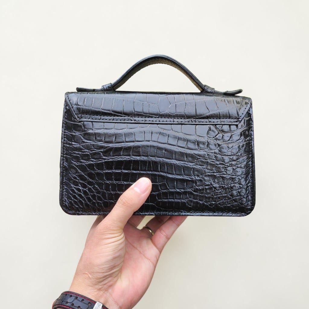 Túi xách khóa Nữ hoàng có dây đeo. Size 23*15*9cm vừa vặn!
