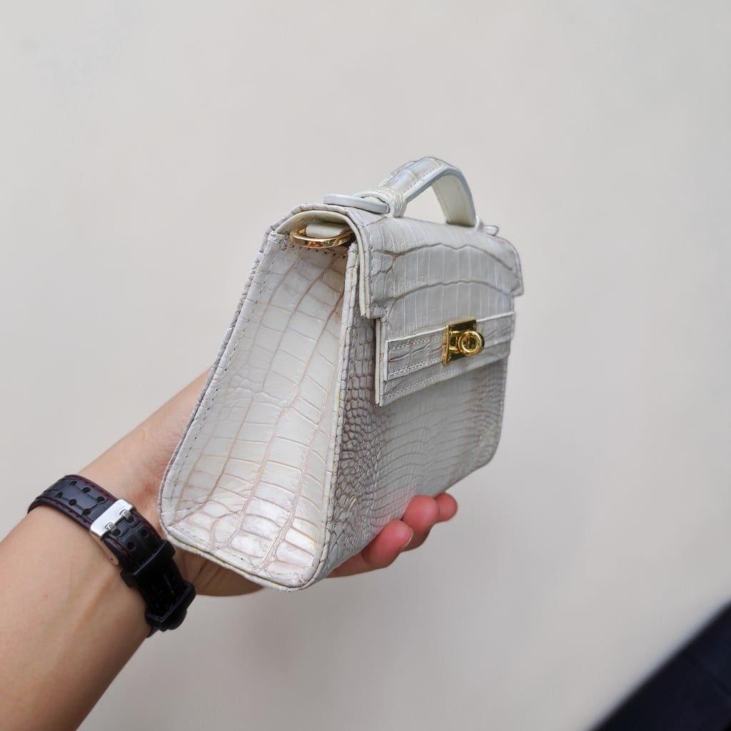 Túi nữ mini cầm tay có dây đeo. Da bụng cá sấu Himalaya!