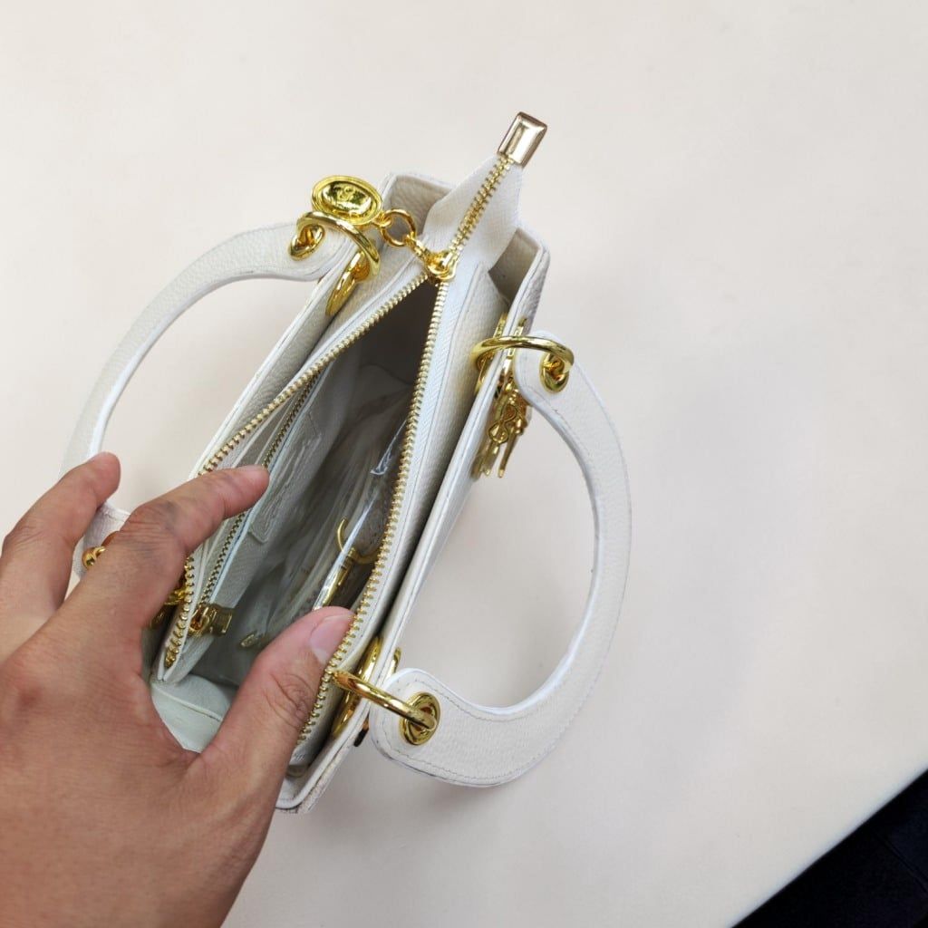 Túi nữ da cá sấu Bạch tạng phiên bản Thương hiệu. Size vừa 25cm.