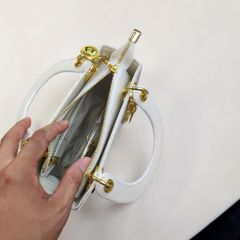 Túi nữ da cá sấu Bạch tạng phiên bản Thương hiệu. Size vừa 25cm.
