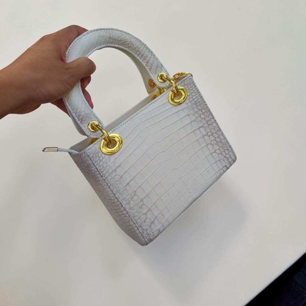Túi nữ da cá sấu Bạch tạng phiên bản Thương hiệu. Size vừa 25cm.