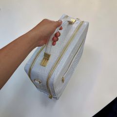 Cặp nam da cá sấu bạch tạng hình hộp có Khóa Số bảo mật. Size tầm trung dễ dùng!