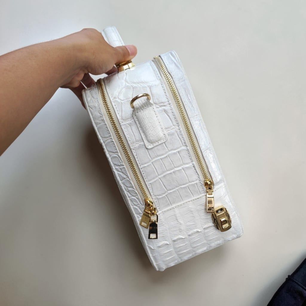 Cặp nam da cá sấu bạch tạng hình hộp có Khóa Số bảo mật. Size tầm trung dễ dùng!