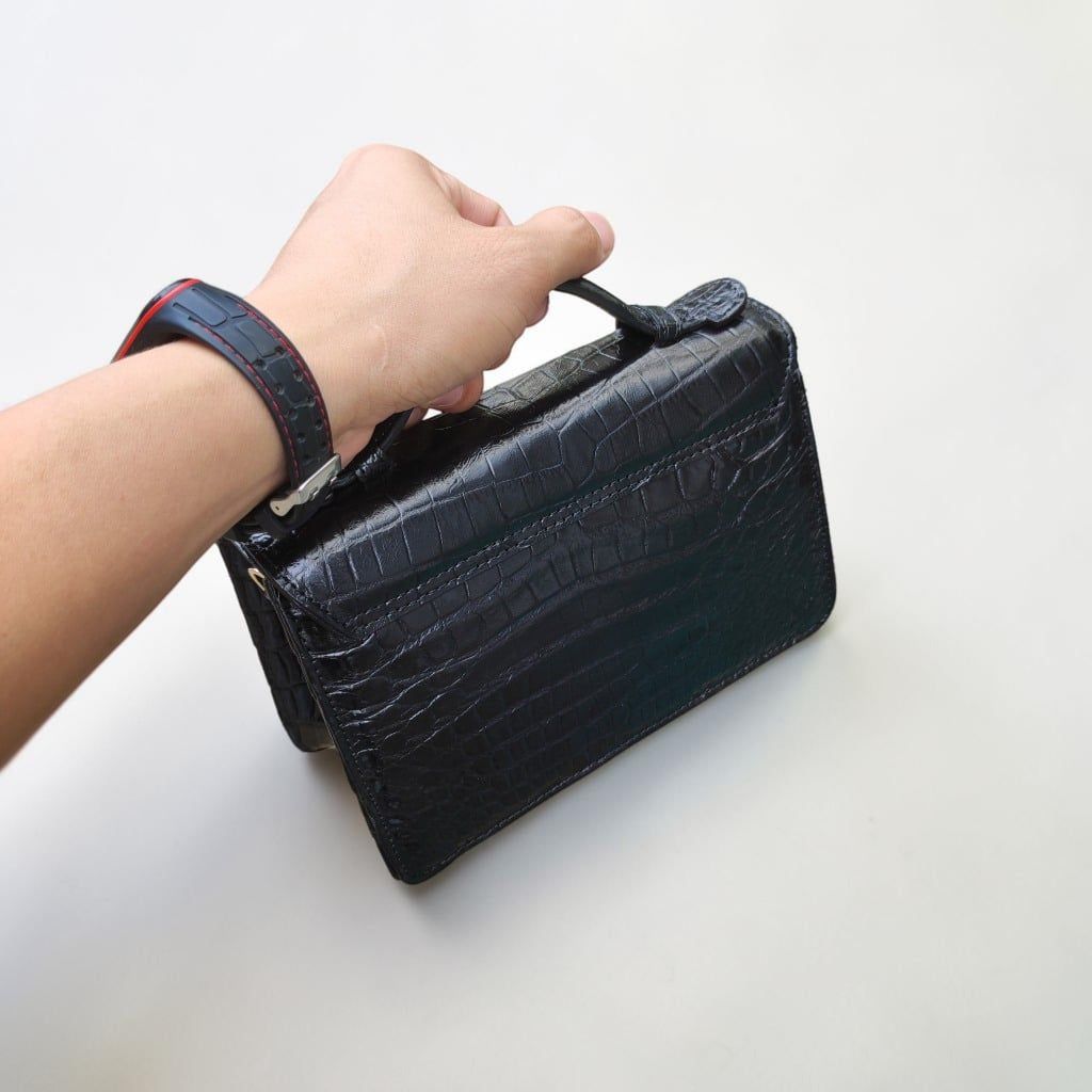 Túi xách khóa Nữ hoàng có dây đeo. Size 23*15*9cm vừa vặn!