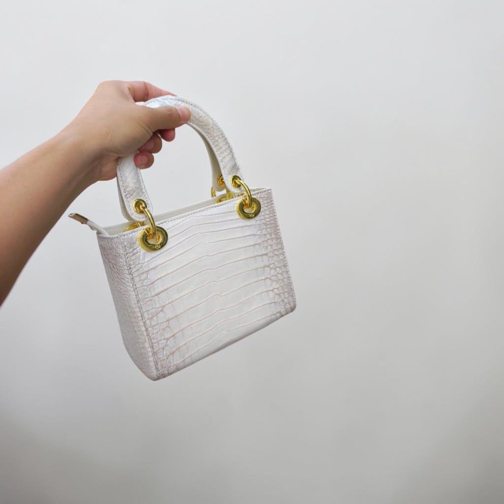 Túi nữ da cá sấu Bạch tạng phiên bản Thương hiệu. Size vừa 25cm.