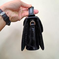Túi xách khóa Nữ hoàng có dây đeo. Size 23*15*9cm vừa vặn!