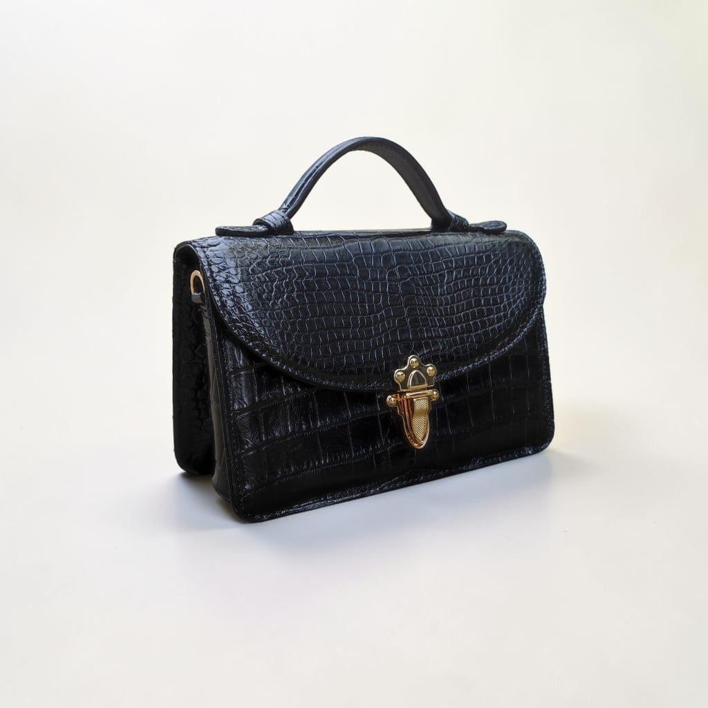 Túi xách khóa Nữ hoàng có dây đeo. Size 23*15*9cm vừa vặn!