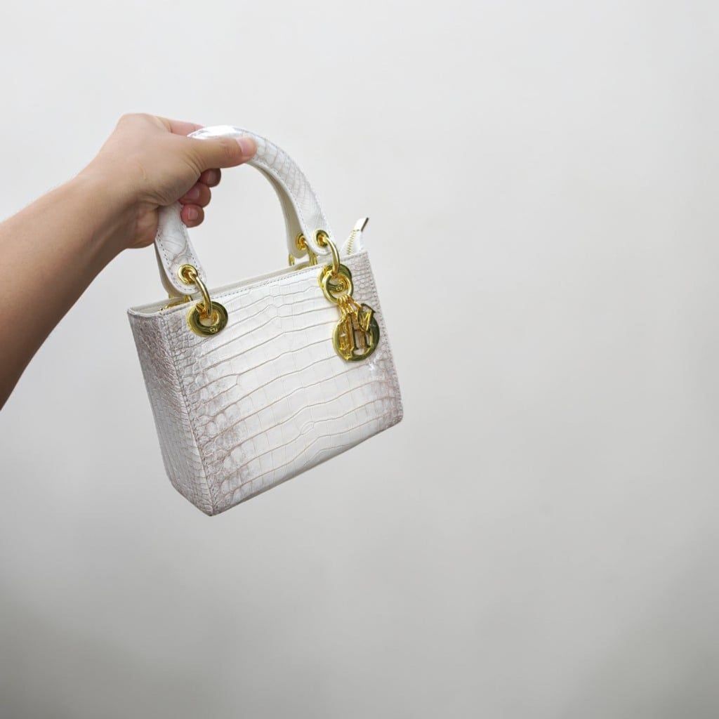 Túi nữ da cá sấu Bạch tạng phiên bản Thương hiệu. Size vừa 25cm.